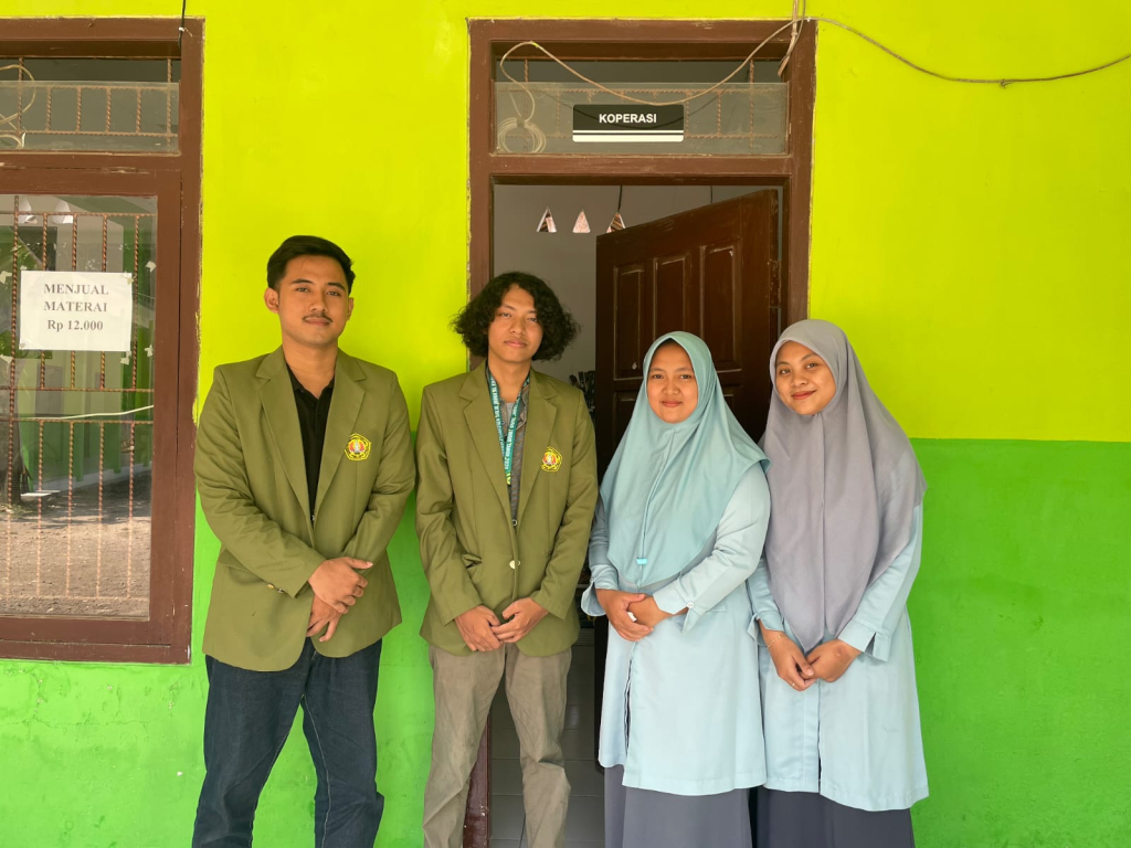 Mahasiswa KKN Inovasi Pesantren Kelompok 10 UPN "Veteran" Jatim menggelar program inovatif bertajuk Smart Business Mentoring (SBM) di lingkungan Ponpes Ahlul Irfan Al-Kholily, Bangsalsari, Kab. Jember