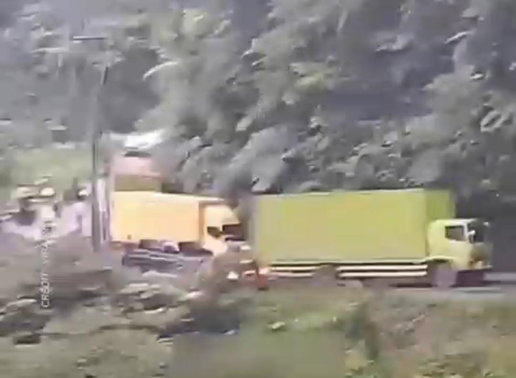 Tangkapan foto dari Video Viral Peristiwa Tabrakan Beruntun 5 mobil disebabkan truk rem blong.