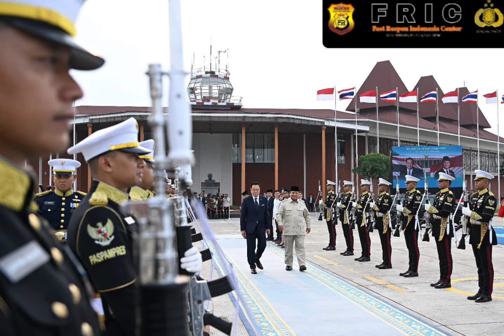Presiden Prabowo berjalan beriringan dengan PM Thailand Autin saat akan terbang meninggalkan Indonesia setelah PM Thailand itu berkunjung selama 2 hari.