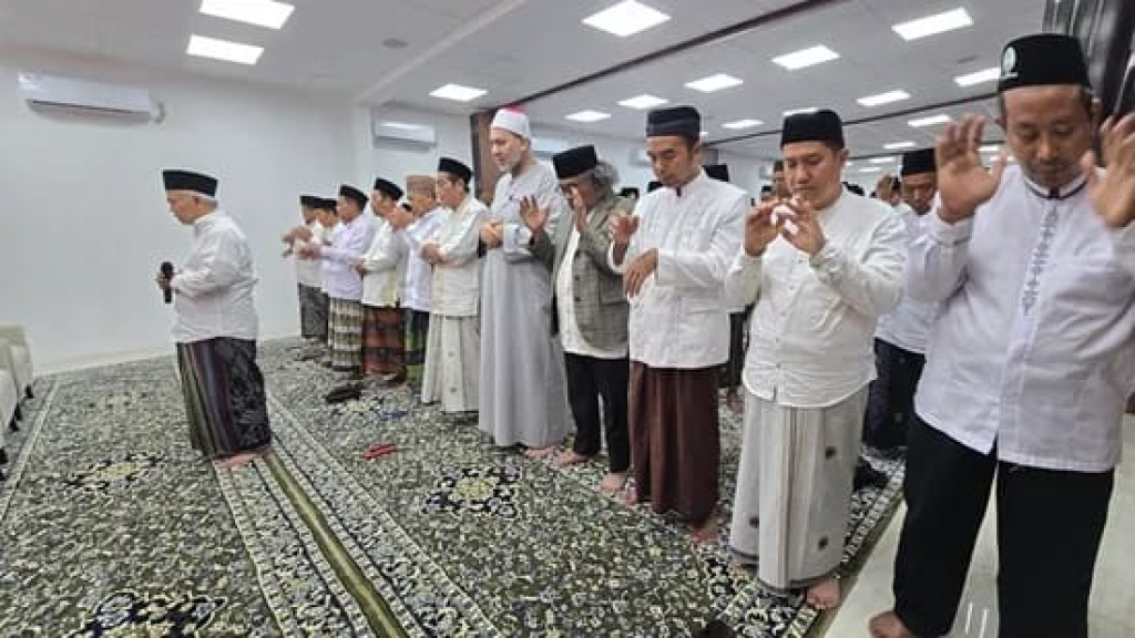 Puluhan ulama dan santri Jaringan Kiai Santri Nasional (JKSN) menggelar Salat Gaib untuk mendoakan lima korban meninggal dunia dalam musibah kebakaran KMP Mutiara Sentosa 2 di perairan Sumenep.