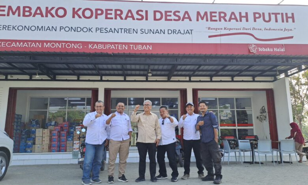 Penasehat Menteri Desa PDT, Prof. Dr. Zainudin Maliki yang juga Sekretaris Eksekutif SPU TEKAD, didampingi TAPM Kab. Tuban berpose di depan Gerai KDMP Desa Pucangan, Kec.Montong, (Foto Sunarso)