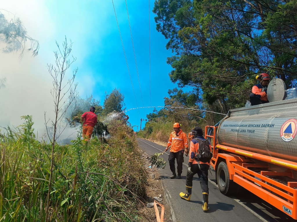 BPBD Jatim kirim sejumlah tangki air bantu kebakaran hutan lereng Gunung Bromo.