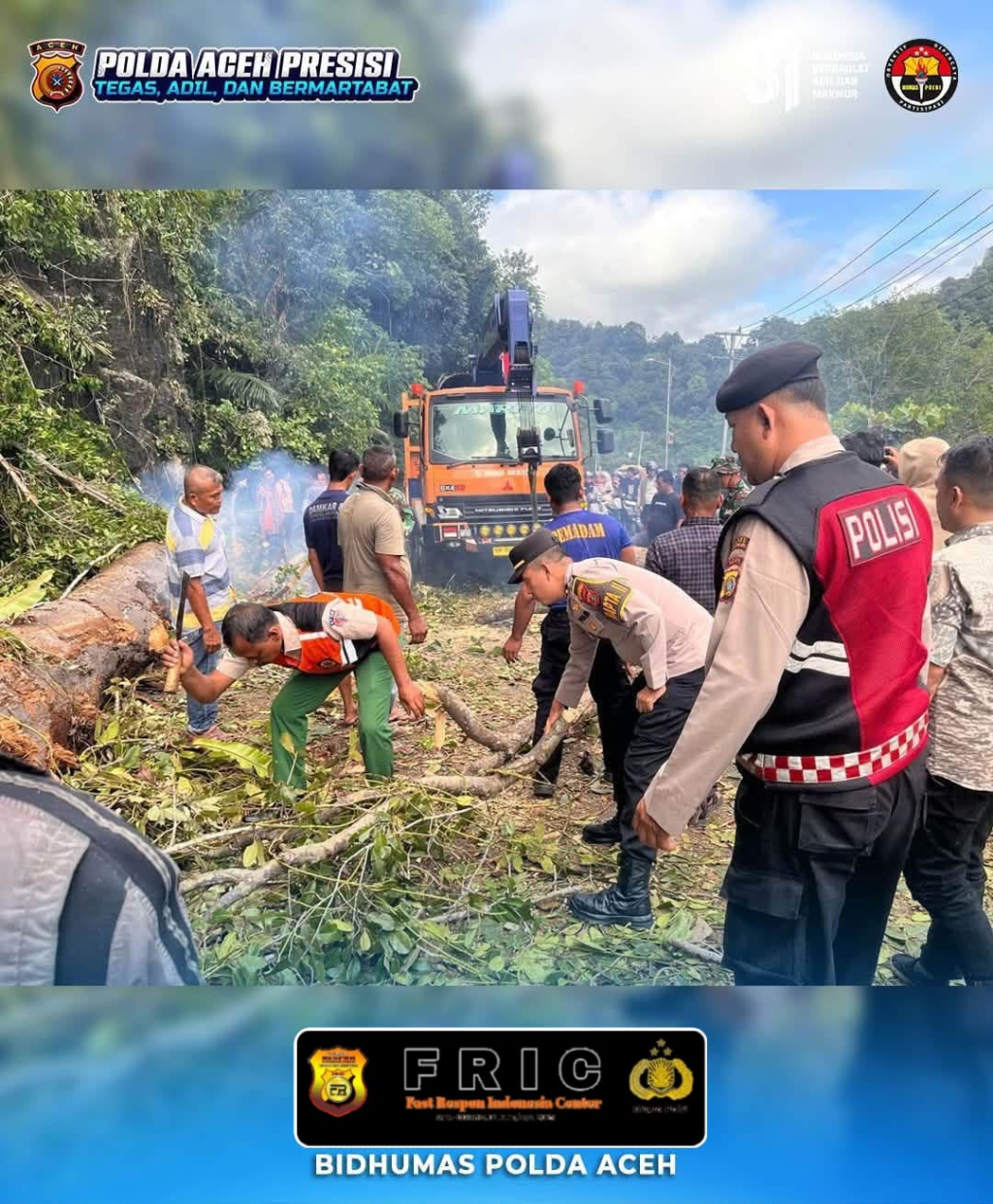 Suasana pembukaan jalan akibat pohon tumbang