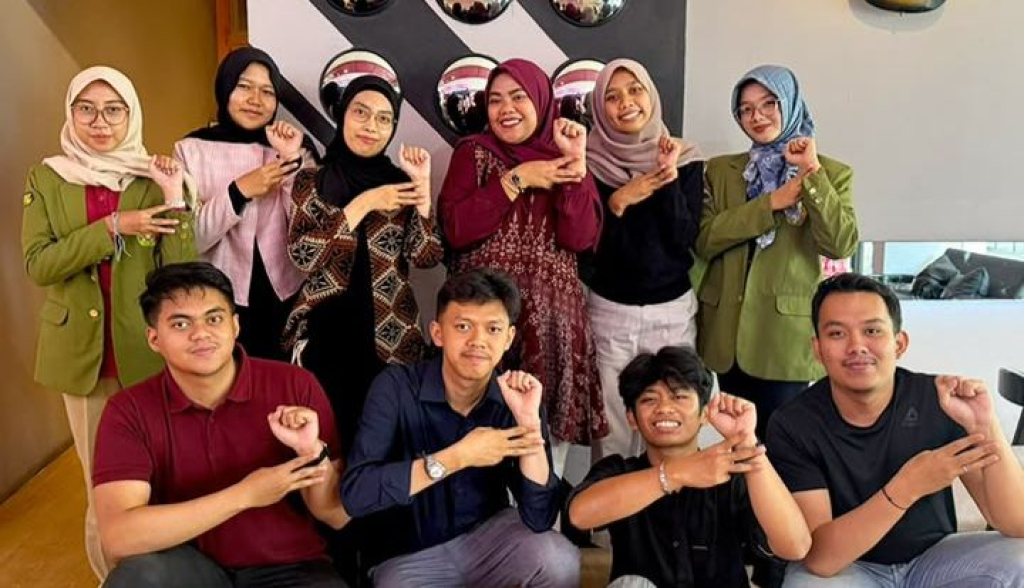 Tim Riset UPNVJT mendiseminasikan hasil kajian metafora konseptual dalam kampanye lingkungan kepada komunitas Earth Hour Malang, Jumat (7/8/2027), di Maitri Coffee and Social Hub, Kota Malang.
