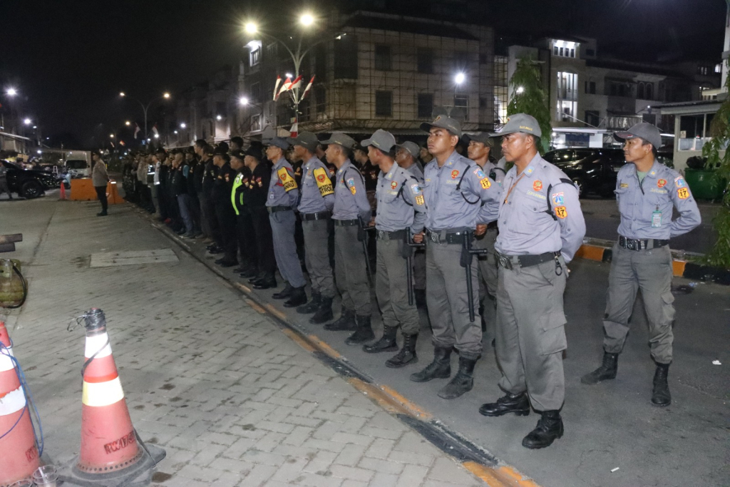 Apel tersebut dipimpin langsung Kapolres Metro Jakarta Barat Kombes Pol Nasriadi, S.H., S.I.K., M.H., didampingi Kapolsek Cengkareng AKP H. Rahis Fadhilillah, S.Tr.K., S.I.K., M.H., pada Sabtu (8/8/2026) malam sekitar pukul 23.00 WIB.