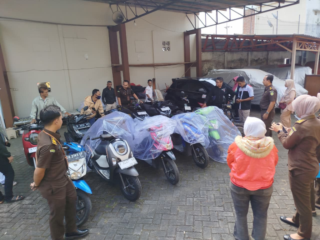 Kejari Jember ikut ambil bagian dalam program lelang serentak yang digelar Badan Pemulihan Aset (BPA) Kejaksaan Agung dalam rangka memperingati Hari Lahir Kejaksaan.
