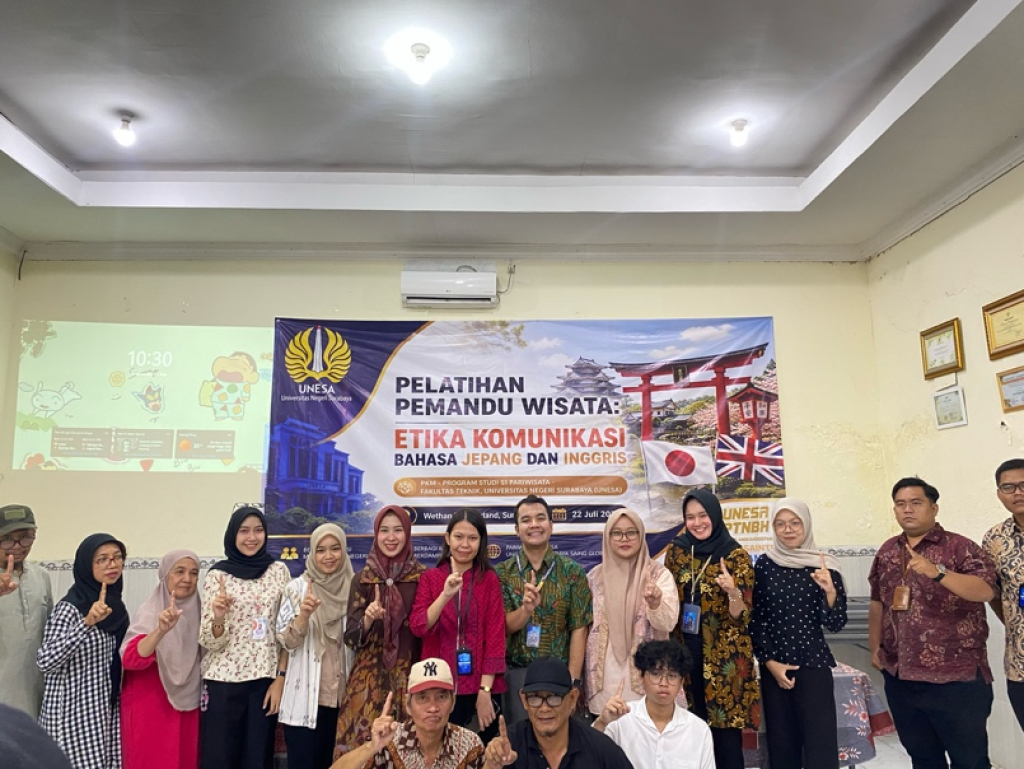 Tim PKM Program Studi S1 Pariwisata Fakultas Teknik UNESA memberikan pelatihan pemandu wisata kepada masyarakat Kampung Tematik Wethan Wonderland, Banjar Sugihan, Surabaya.