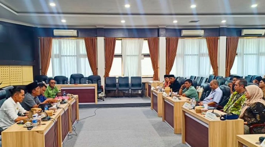 Suasana audiensi warga ke DPRD Pamekasan terkait kasus investasi bodong Rp7,8 miliar. (Foto: istimewa)