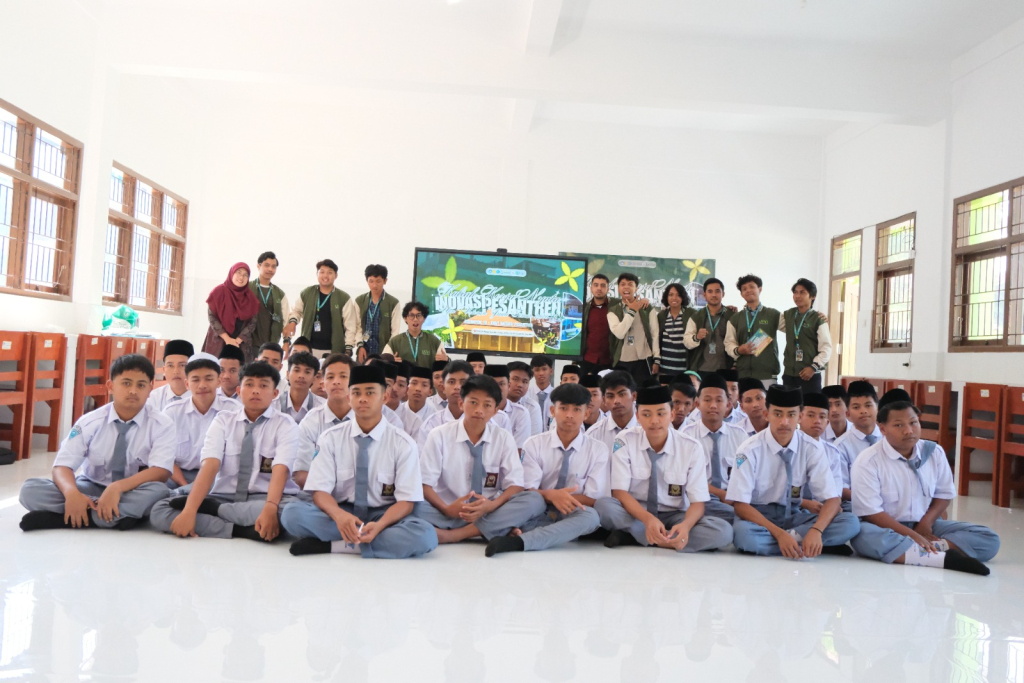 Mahasiswa KKN-IP Kelompok 10 UPN "Veteran" Jawa Timur menggelar sosialisasi edukatif bertajuk DiplomaSpeak di SMA Ahlul Irfan Al-Kholily, Bangsalsari, Kabupaten Jember, Selasa (11/8/2026).