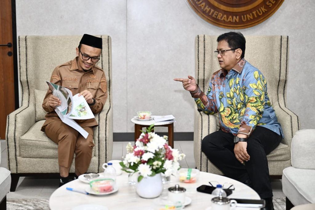 Wamen Transmigrasi Viva Yoga Mauladi saat berdialog dengan  Walikota Subulussalam M. Rasyid Bacin di ruang Kerja Kementrans Kalibata, Jakarta Selatan. (Foto Humas Kementrans for JatimUPdate.id)