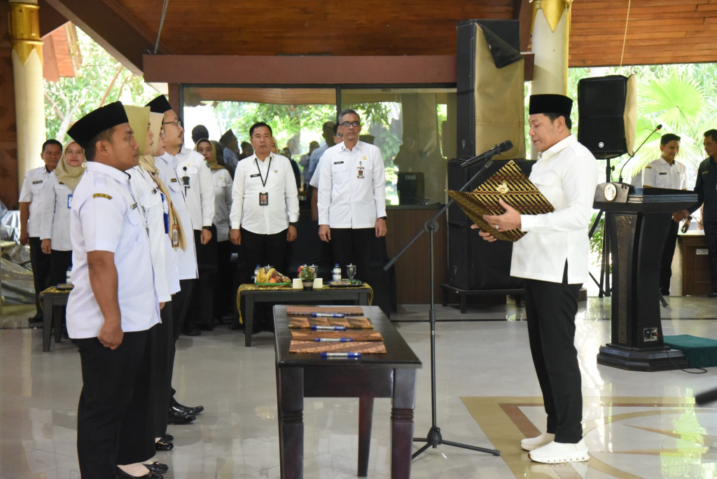 Suasana pengukuhan Kepala Sekolah yang dipimpin langsung Bupati Sidoarjo Subandi.
