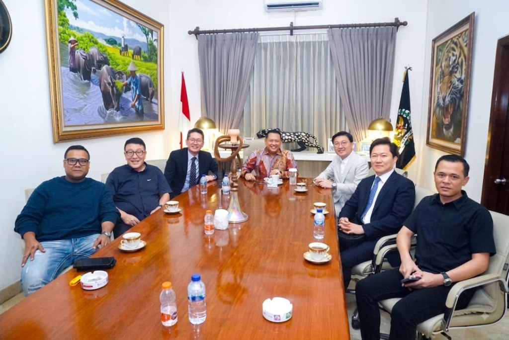Bambang Soesetyo bersama perwakilan Sojunghan Medicare dari Korea Selatan, membahas perkembangan teknologi pemeriksaan kesehatan.