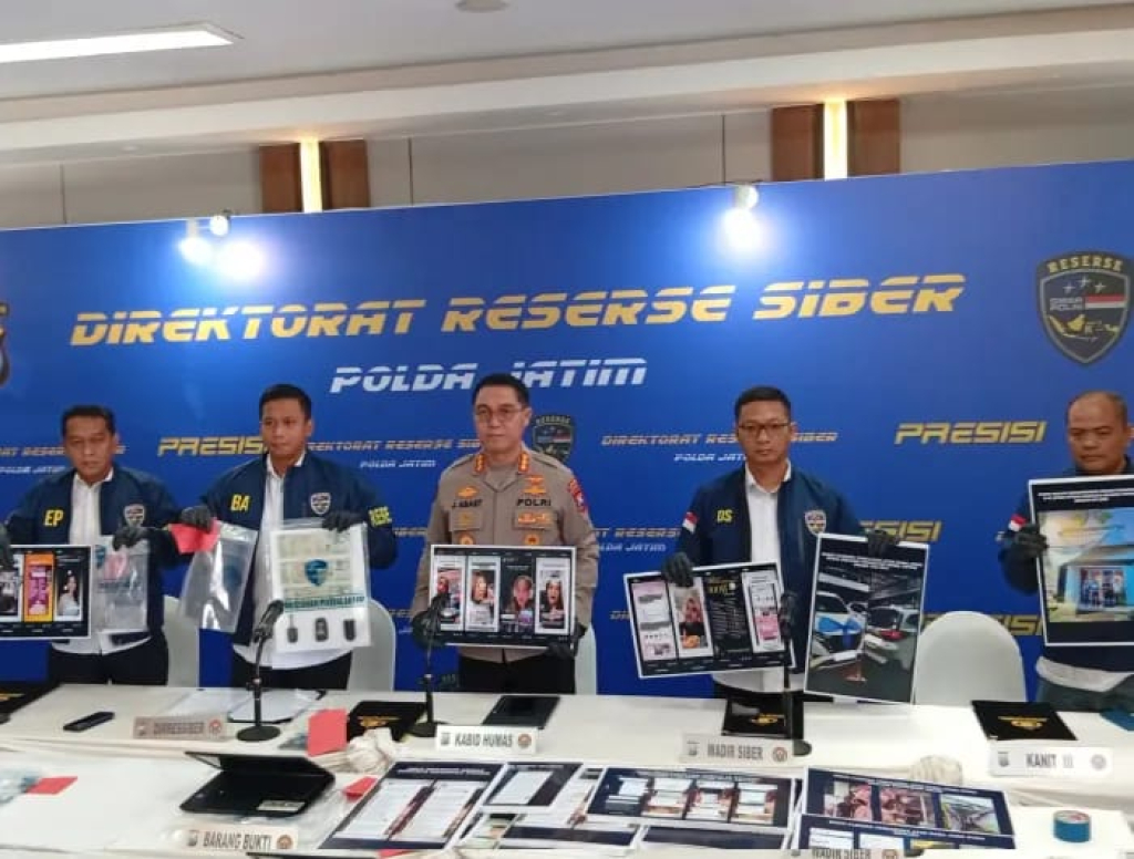Polda Jatim membongkar dugaan penipuan online dengan modus promosi dan pengelolaan arisan fiktif. Polisi menetapkan JNK sebagai tersangka yang disebut sebagai pemilik sekaligus pengelola utama arisan.