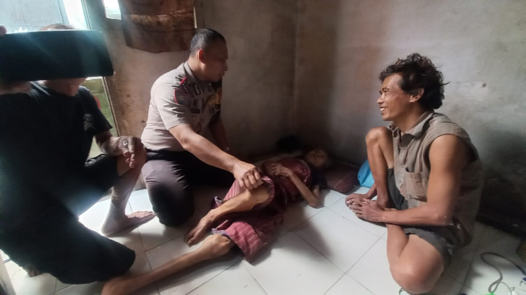 Bhabinkamtibmas Kelurahan Duri Selatan saat menyambangi seorang warga lanjut usia yang tengah berjuang menghadapi sakit menahun, Rabu (12/8/2026).