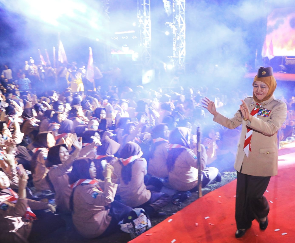 Gubernur Jawa Timur Khofifah Indar Parawansa saat bersama para Praja muda karena alias pramuka saat memperingati Hari Pramuka 2026.