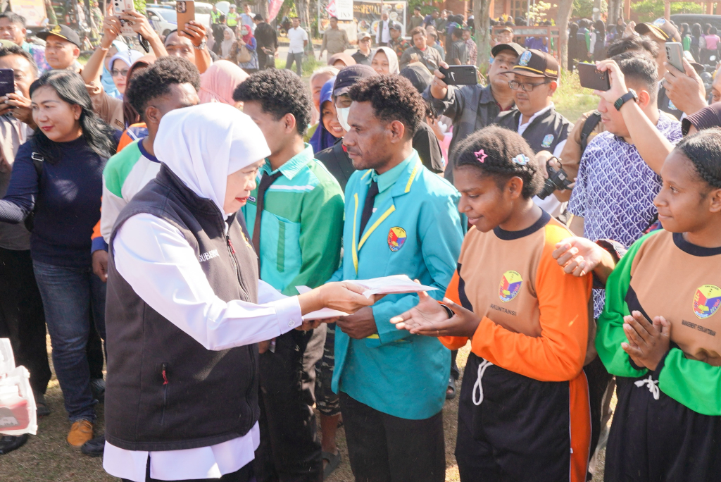 Gubernur Jatim Khofifah Indarparawansa memberikan perhatian kepada para murid asal Papua yang tengah menempuh pendidikan di SMKN 2 Nganjuk melalui Program Afirmasi Pendidikan Menengah (ADEM) Papua.