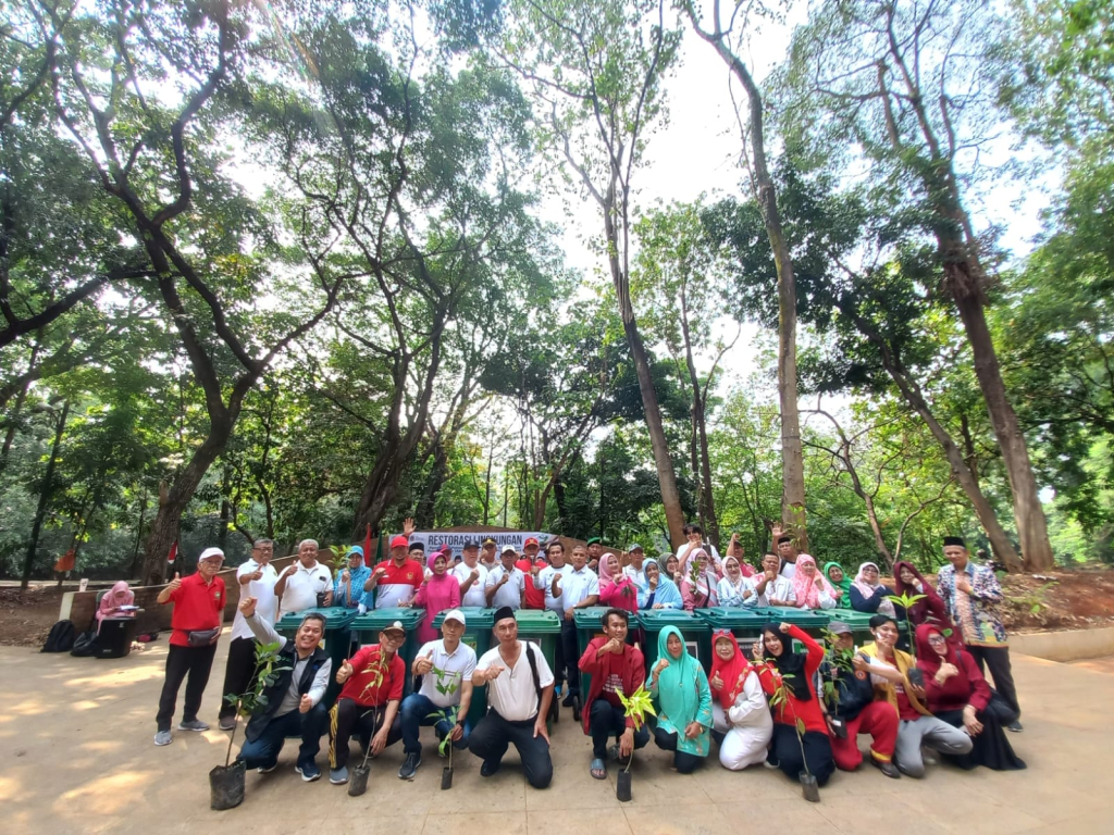 Kegiatan Restorasi Lingkungan melalui Penanaman Pohon, Edukasi Pemilahan Sampah dan Pelatihan Daur Ulang Sampah jadi Produk Kreatif yang digelar di kawasan Hutan Kota, Jalan H. Kelik, RT 08/06.