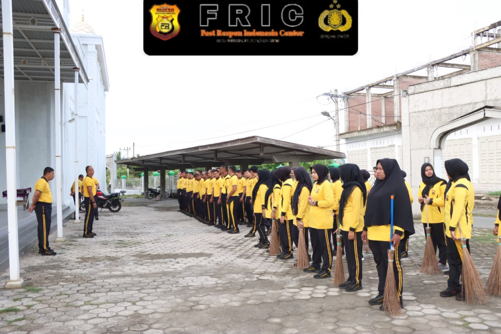 Suasana kerja bakti di Polres Pidie dalam rangka peringati HUT Kemerdekaan RI ke-81. (Foto Humas Polres Pidie for JatimUPdate.id)