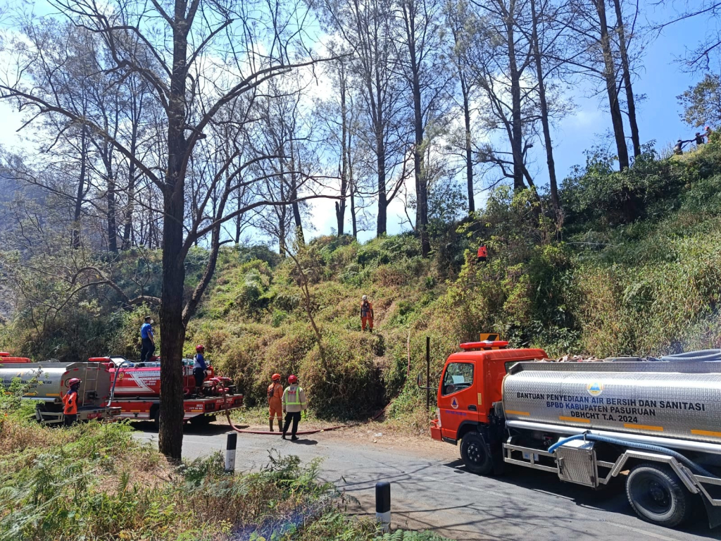 Sejumlah Kendaraan tangki air tengah berupaya memadamkan kebakaran di kawasan hutan gunung bromo.