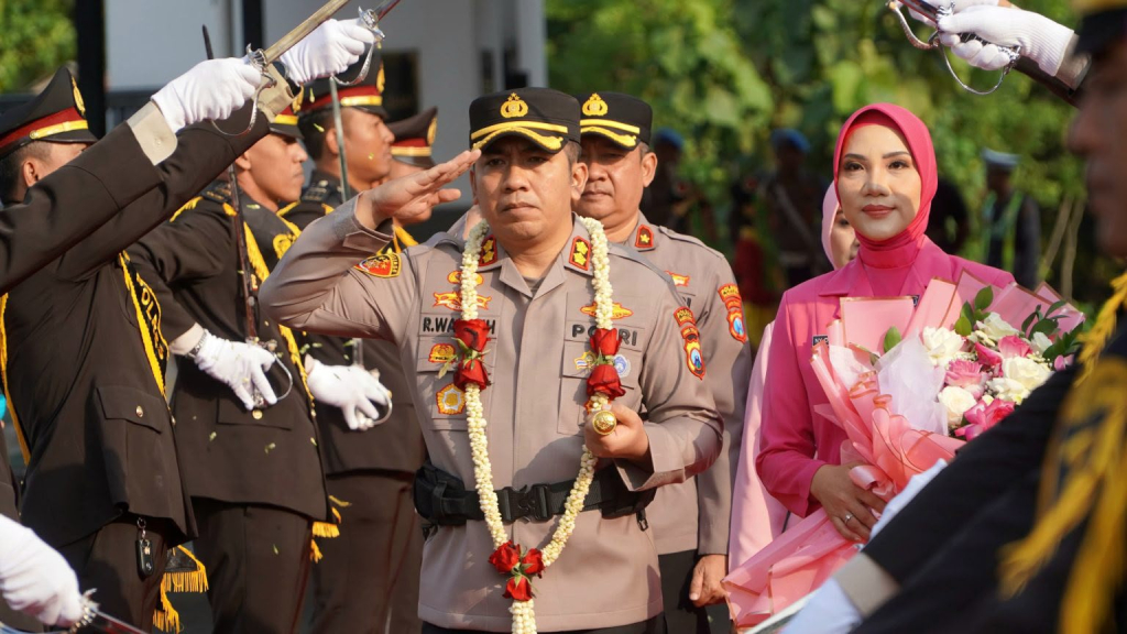 AKBP Wahyu Hidayat saat disambut di Mapolres Pamekasan, Jumat (31/7/2026).