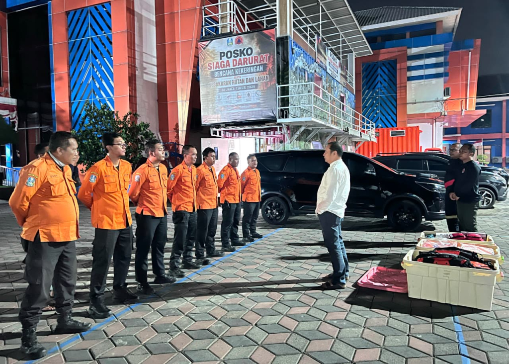 Kalaksa BPBD Jatim sedang persiapkan anggota untuk diberangkatkan ke lokasi bencana gempa NTT. (Foto Humas BPBD Jatim for JatimUPdate.id)