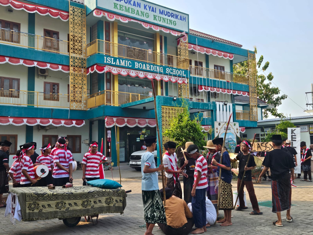 MTs dan MA Kyai Mudrikah Kembang Kuning Pamekasan, rayakan HUT ke-81 Kemerdekaan RI dikemas bukan dengan sekadar ajang seremonial dan hiburan visual, melainkan laboratorium pembentukan karakter.