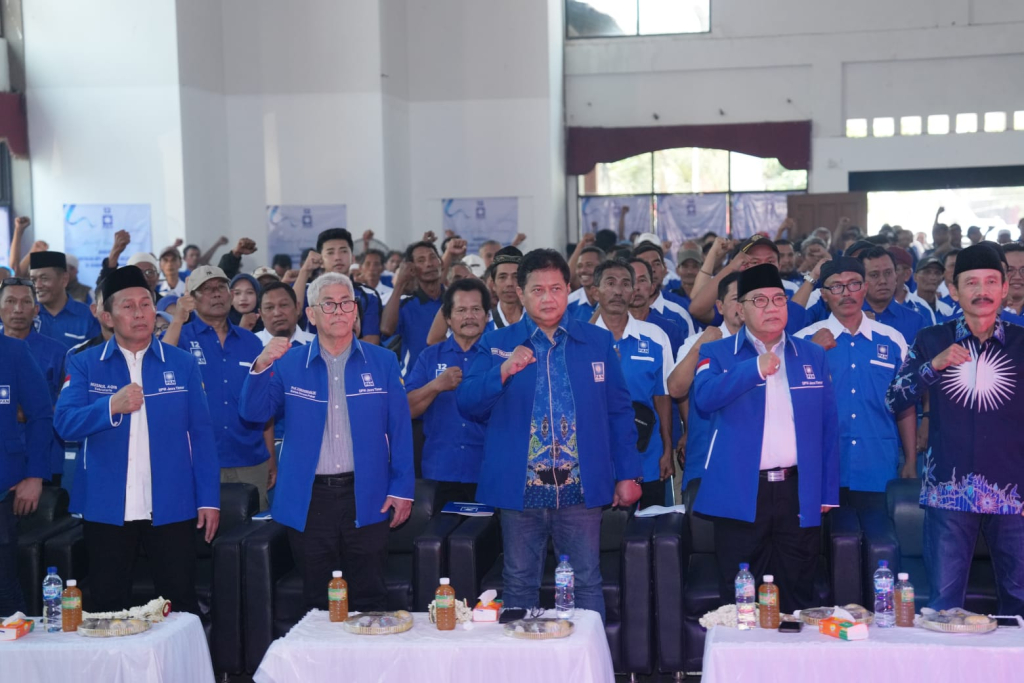 Waketum PAN dan Wamentrans Viva Yoga Mauladi (tengah) didampingi  mantan Bupati Lamongan dua periode, H. Masfuk; mantan anggota DPR Periode 2019-2024 Prof Zainuddin Maliki, Ketua PAN DPD Lamongan.