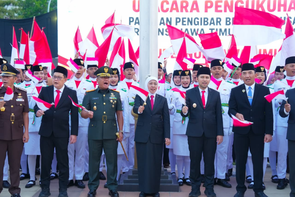 Gubernur Jawa Timur Khofifah Indar Parawansa mengukuhkan 76 anggota Pasukan Pengibar Bendera Pusaka (Paskibraka) Provinsi Jawa Timur Tahun 2026.