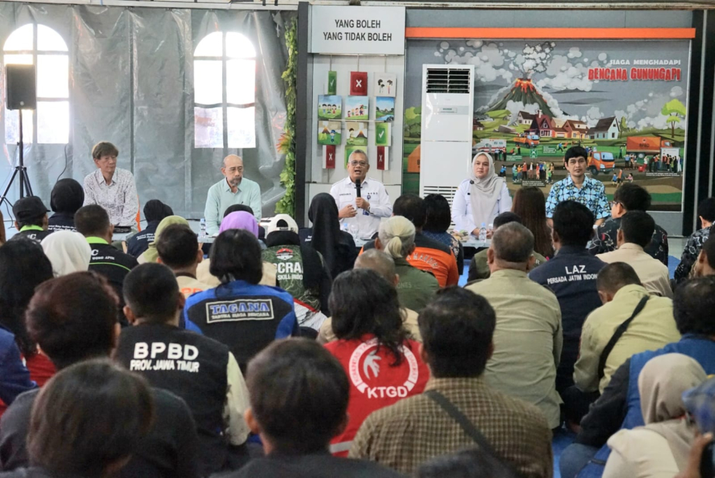 Kalaksa BPBD Jatim Gatot Soebroto (duduk tengah), Prof Ryo Tanaka, Prof Ma'mun Nuryana dan tim BPBD Jatim.