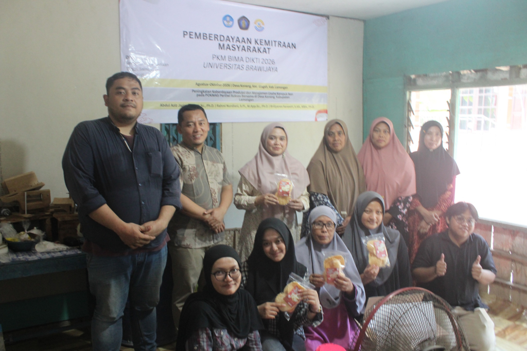 Tim PKM Universitas Brawijaya laksanakan pelatihan peningkatan keberdayaan produksi dan manajemen usaha kerupuk ikan bagi POKMAS Pertiwi Sukses Bersama di Desa Konang, Kec. Glagah, Kab. Lamongan.