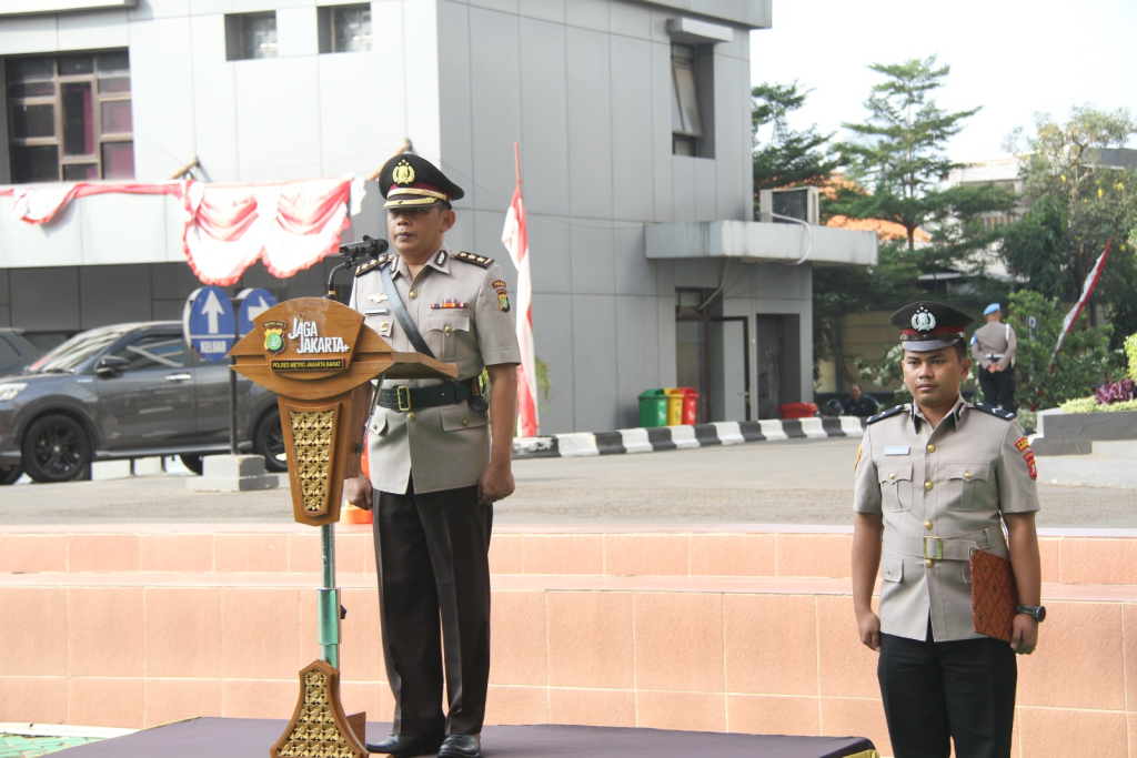 Upacara dipimpin oleh AKBP Rachmat Eko Mulyadi, S.Sos., S.H., selaku Kabagren Polres Metro Jakarta Barat yang bertindak sebagai Inspektur Upacara. 
