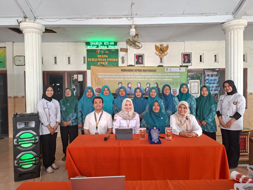 Tim dosen Universitas Negeri Surabaya (UNESA) mendampingi PKK Desa Ngogri, Kecamatan Megaluh, Kabupaten Jombang, untuk meningkatkan kualitas dan daya saing produk abon ikan lele.
