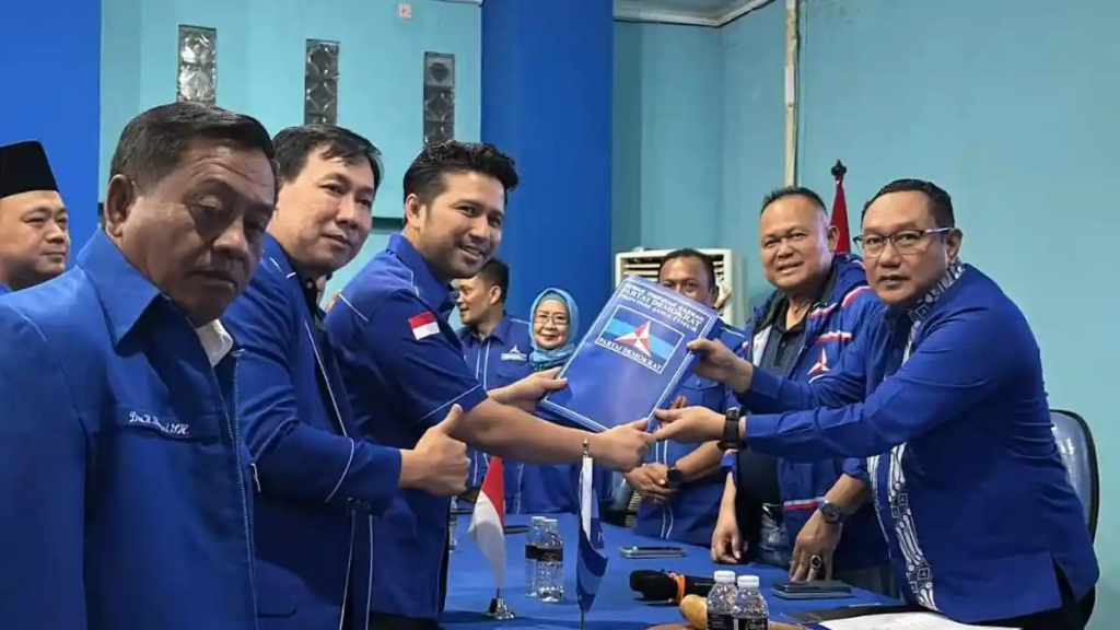 Emil Dardak saat mengembalikan formulir pendaftaran maju kembali Ketua Umum DPD Demokrat Jawa Timur.