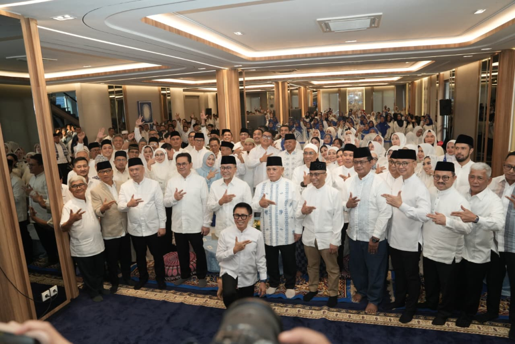 Suasana HUT PAN ke-28 di kantor DPP PAN  dengan penuh hikmat, Ketum DPP PAN Zulkifli Hasan memberikan kado Lapor PAN untuk publik. (Foto DPP PAN for JatimUPdate.id)