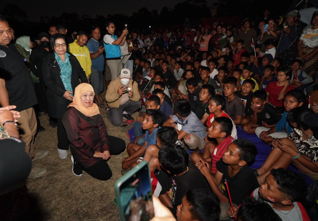 Gubernur Jawa Timur Khofifah Indarparawansa saat kunjungan ke Manggarai NTT menjenguk warga terdampak bencana gempa.