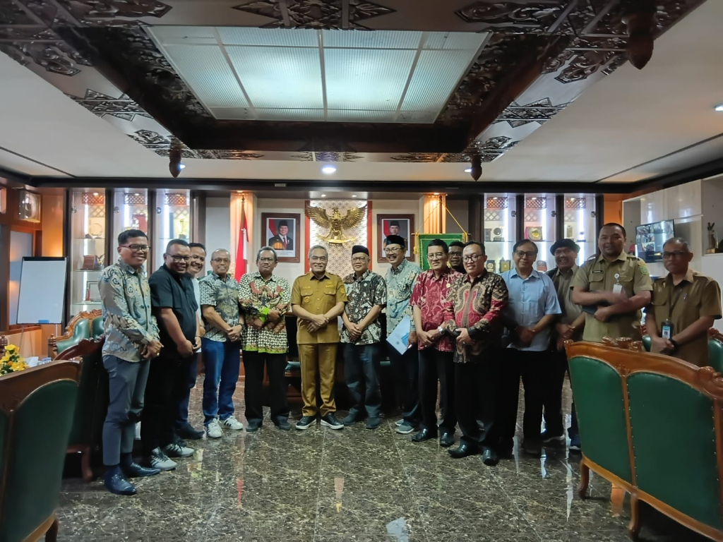 Audiensi PWI DIY dan Tim Adhoc Pengusulan Udin Sebagai Pahlawan Nasional dengan Bupati Bantul Halim Muslih. Penyerahan buku Memburu Pembunuh Wartawan Fuad Muhammad Syafruddin yang ditulis Anggota Tim.