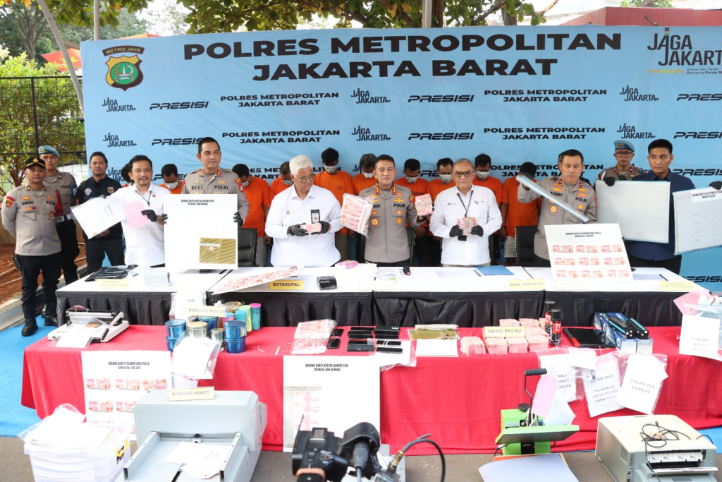 Polres Metro Jakarta Barat - Polsek Metro Tamansari saat jumpa pers ketika mengungkap sindikat produksi dan peredaran uang palsu (upal) yang beroperasi di sejumlah wilayah.