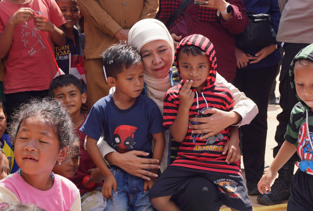 Gubernur Jawa Timur bermain dengan anak-anak di camp pengungsian warga terdampak Gempa NTT di Manggarai Timur.