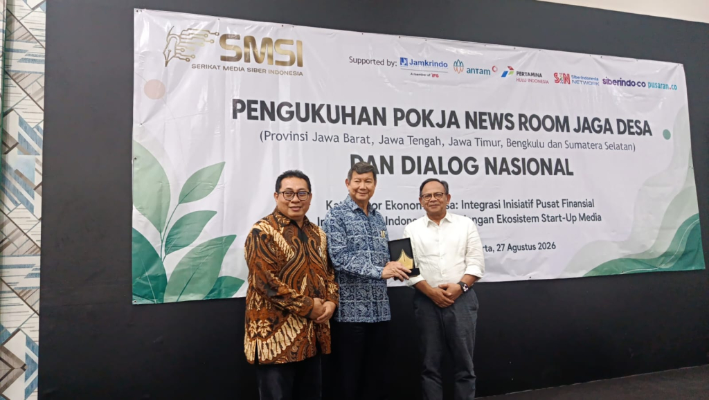 Ketua SMSI Pusat Firdaus (kiri) dampingi Ketua Dewan Pers Prof Dr. Komaruddin Hidayat (kanan) saat pemberian cedera mata pada Hasyim S. Djojohadikusumo pada acara pengukuhan Pokja Newsroom Jaga Desa.