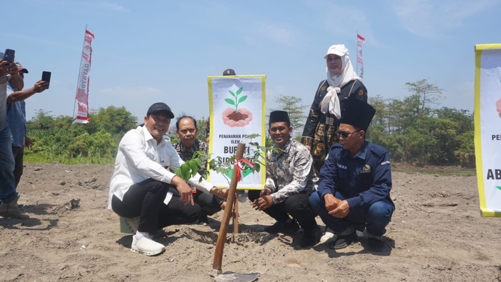 Bupati Sidoarjo Subandi berada di bekas lokasi pembuangan sampah liar yang kini disulap jadi lokasi wisata oleh pemerintah desa Tromposari, Kecamatan Jabon, Kabupaten Sidoarjo, Jawa Timur.
