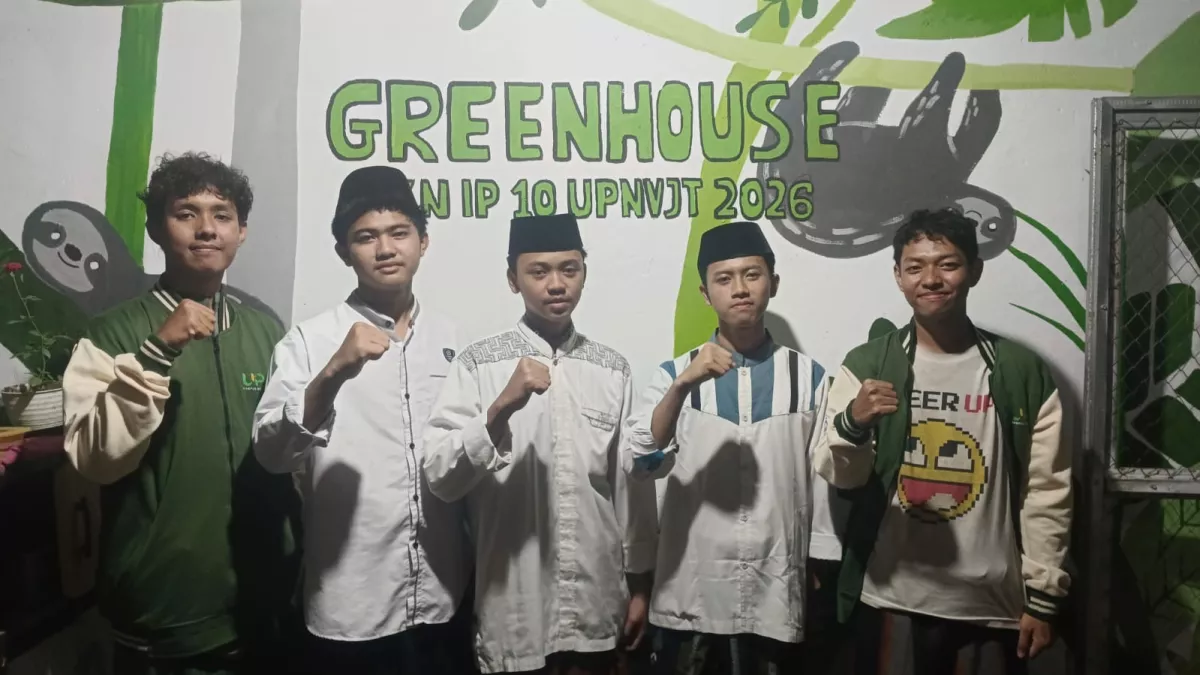 Wujudkan Kemandirian Pangan Pesantren, KKN UPNVJ Bekali Santri Ahlul Irfan Jember Kelola Greenhouse Mandiri