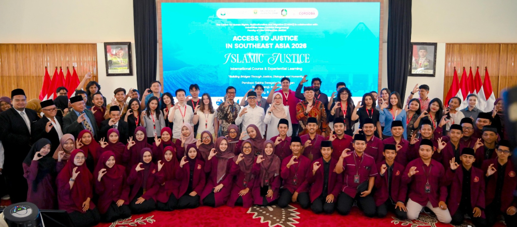 Delegasi dari 12 negara berfoto bersama usai pembukaan International Course Access to Justice in Southeast Asia 2026  di Pendopo Sabha Swagata Blambangan, Banyuwangi, Rabu (5/8/2026).