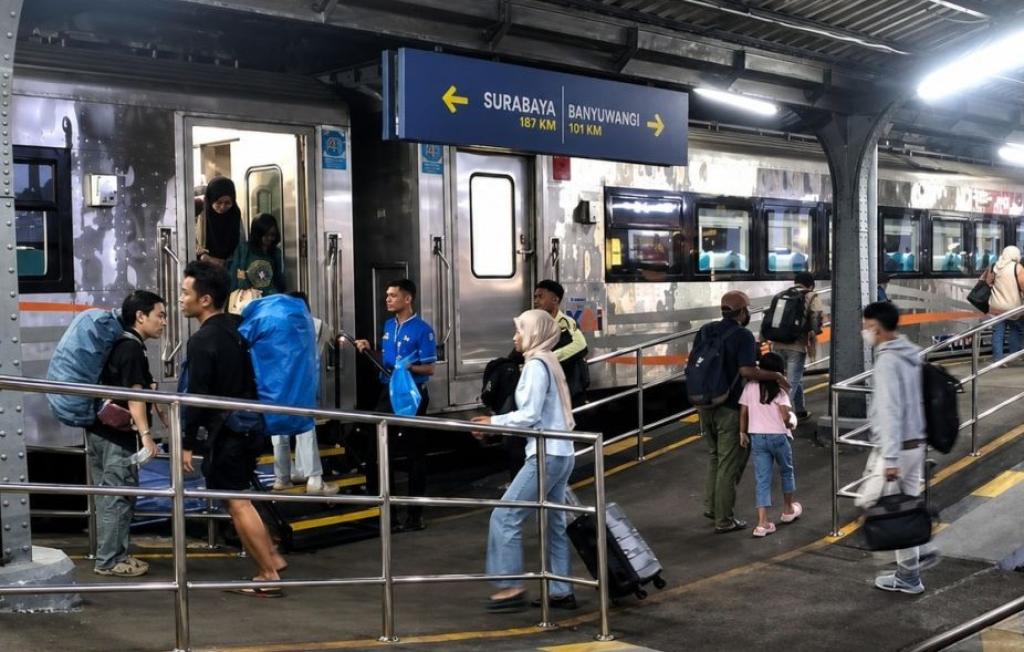 Sejumlah penumpang naik KA Sangkuriang di Stasiun Jember.