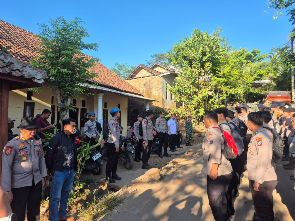 Kapolres Bondowoso AKBP Dr Aryo Dwi Wibowo memimpin langsung apel gabungan sebelum proses evakuasi dua korban di kawasan Gunung Piramid, Kecamatan Curahdami, Rabu (5/8/2026).