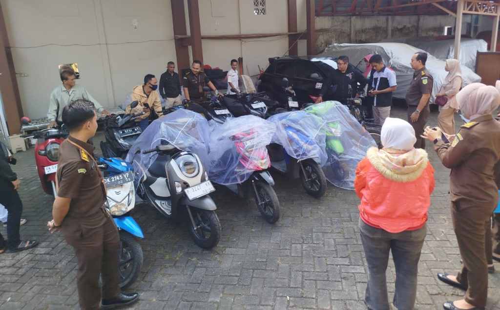 Petugas Kejari Jember melakukan pengecekan barang rampasan negara yang masuk dalam program lelang serentak. Sebanyak 12 lot barang ditawarkan kepada masyarakat untuk dioptimalkan menjadi PNPB.