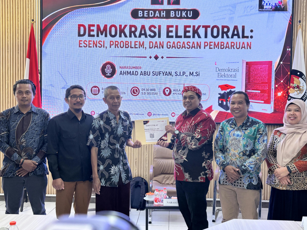 Ketua KPU Kabupaten Bondowoso Sudaedi bersama narasumber dan jajaran KPU usai kegiatan Bedah Buku Seri 1, Rabu (19/8/2026).