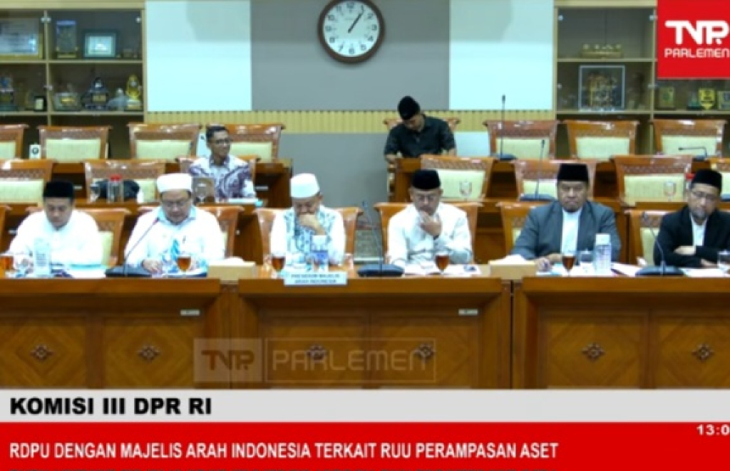 Sejumlah anggota Majelis Arah Indonesia (MAI), termasuk KH Thoha Yusuf Zakariya, saat penyampaian masukan terkait RUU Perampasan Aset kepada Komisi III DPR RI, Selasa (18/8/2026). (Tangkapan layar TV Parlemen)