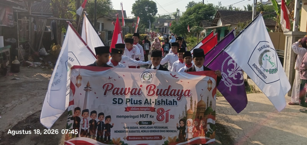 Pawai Budaya SD Plus Al Ishlah Bondowoso diikuti ratusan siswa dalam rangka memeriahkan HUT ke-81 Kemerdekaan RI, Selasa (18/8/2026).