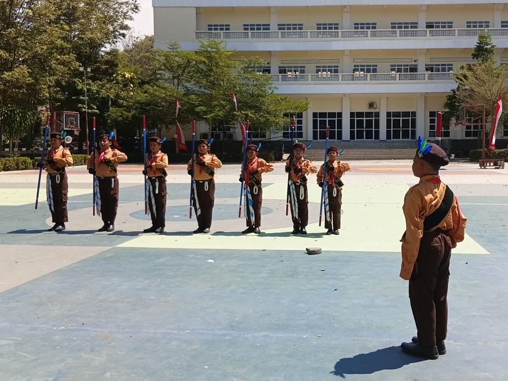 Tim putra SD Plus Al-Ishlah tampil dalam Lomba PBB Tongkat tingkat Penggalang SD se-Kecamatan Grujugan, Kamis (13/8/2026). Tim ini berhasil meraih Juara II.