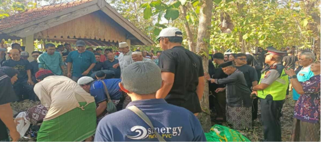 Prosesi pemakaman Maliya Finda (51), pendaki asal Babat, Lamongan, berlangsung di TPU Babat, Kamis (6/8/2026). Almarhumah dimakamkan setelah dievakuasi dari Gunung Piramid, Bondowoso.